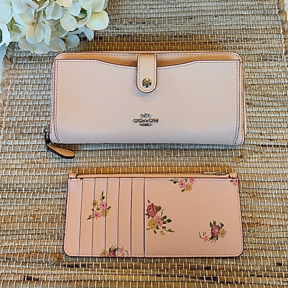 *1 Left* Coach Daisy Multifunction Wallet - Picture 3 of 8